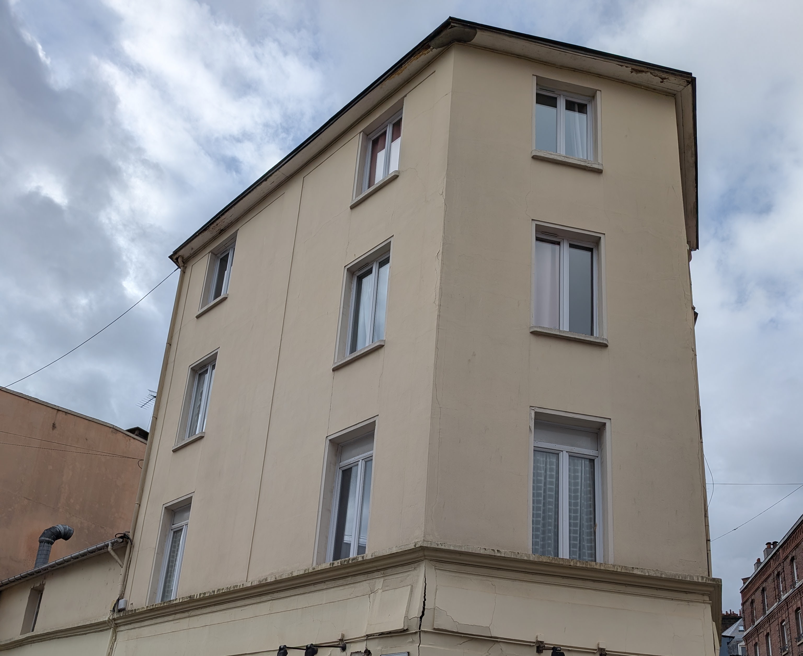 Maisons à pans de bois enduites au ciment : un danger silencieux aggravé par le mauvais entretien des gouttières